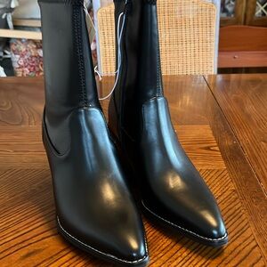 UNIVERSAL THREAD BLACK MEMORY FOAM HEELED BOOTIES. NWT. SIZE 7.